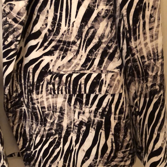 Bebe Zebra Print Blazer. Size 6. NWOT. - Picture 4 of 5